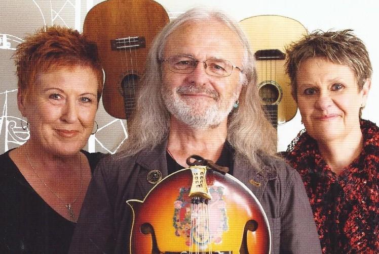 Trio’s annual gig has festive fountain of music