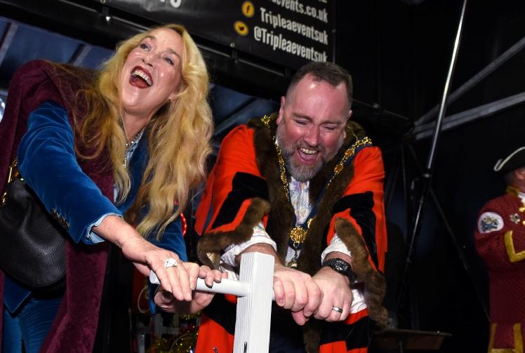 Tom and Jerry light up town in festive double act