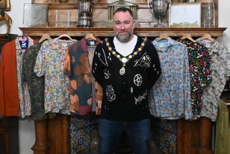 Mayor to auction shirts which received criticism