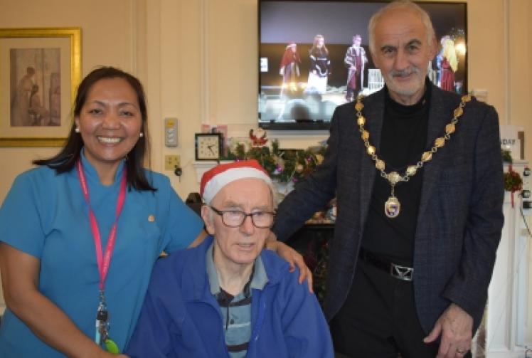 Mayor meets old friends on festive visit to care home