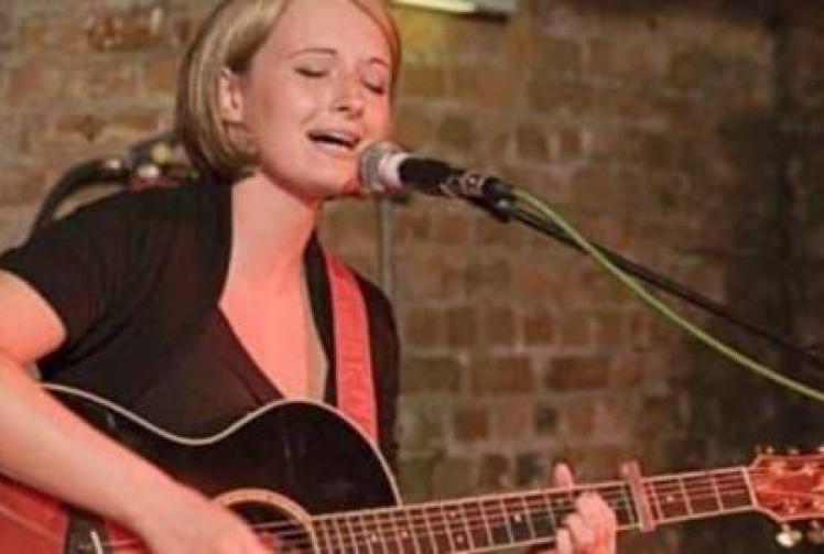 Singer’s looking to make a connection