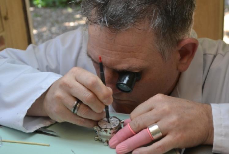 Watchmaker offers to help make ventilators