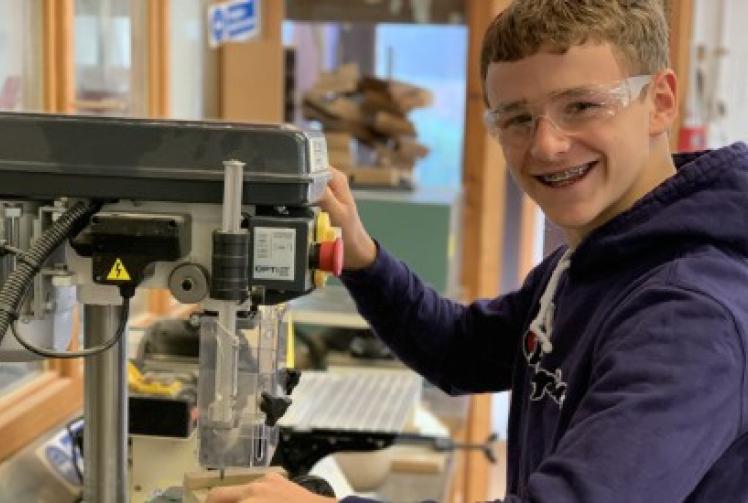 Teenager helps make face shields for father&rsquo;s business