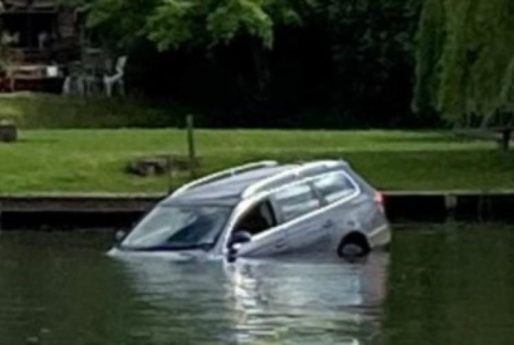 Car plunges into Thames