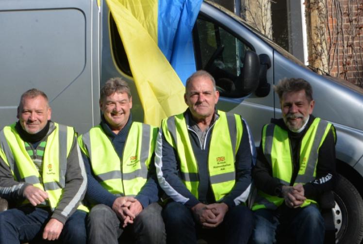 Teacher delivers aid to Ukraine by van with golf buddies