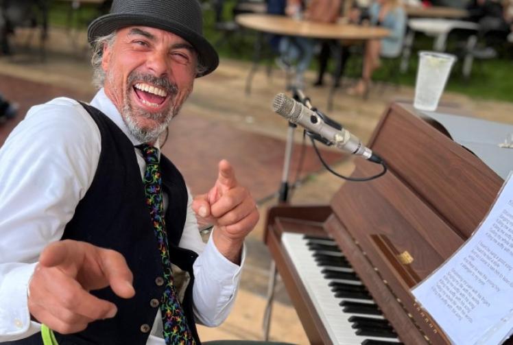 Celebrities among the crowds at autumn decor fair