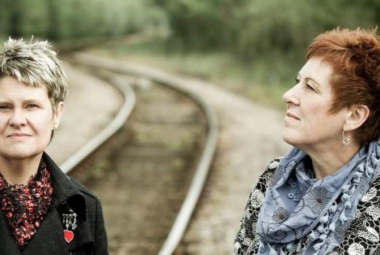 Female folk duo club together