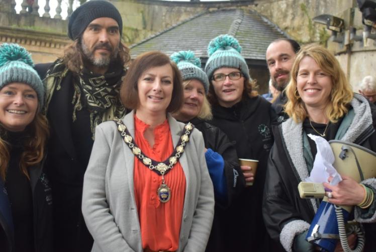 Comedian joins protest over sewage discharges in Thames