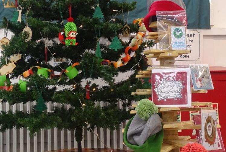 Foreign prisoners make Christmas cards