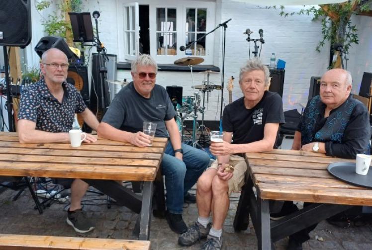 Rock covers band at pub for holiday
