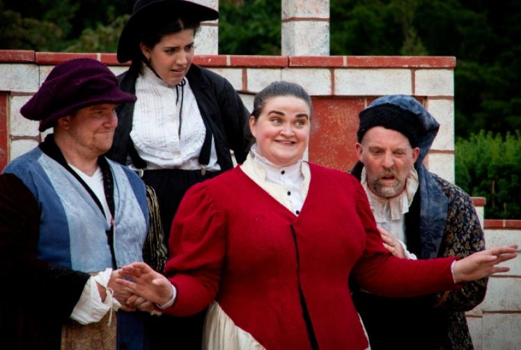 Outdoor production of Shakespeare rom com