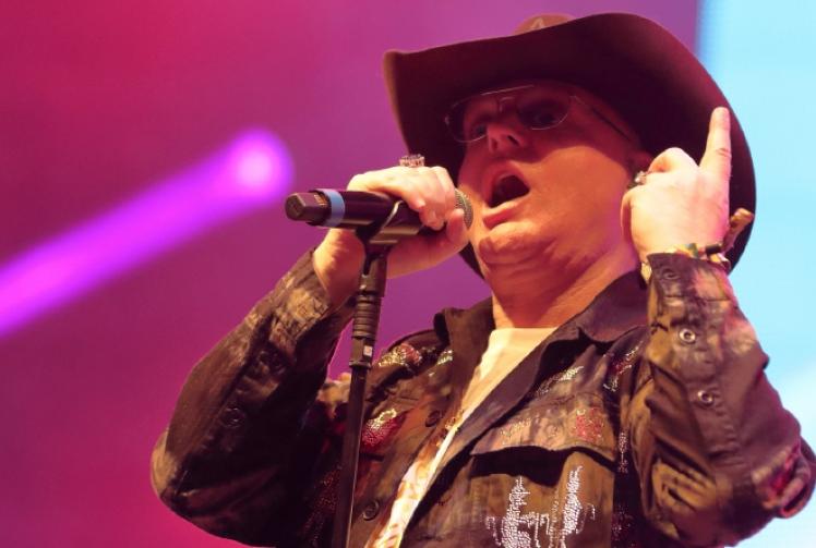 Slurring singer Bell fails to chime with crowd