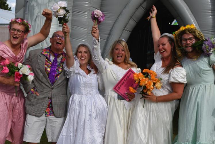 Pop fans party at retro festival