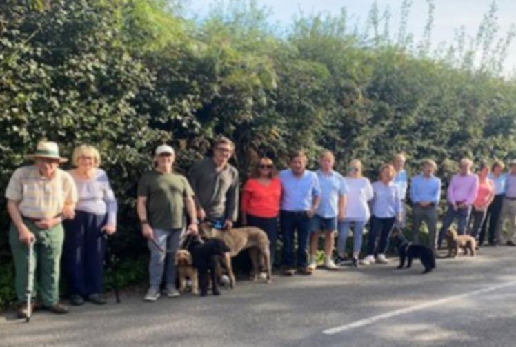 Don’t axe hedge, say residents