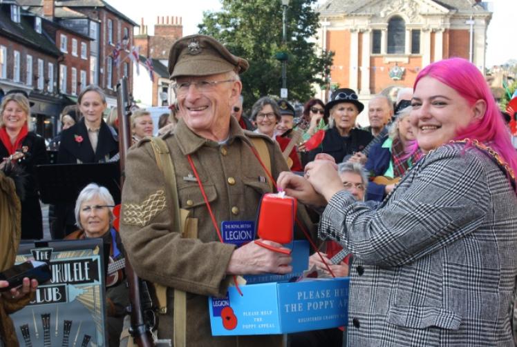 Mayor launches new Poppy Appeal with first donation (£10)