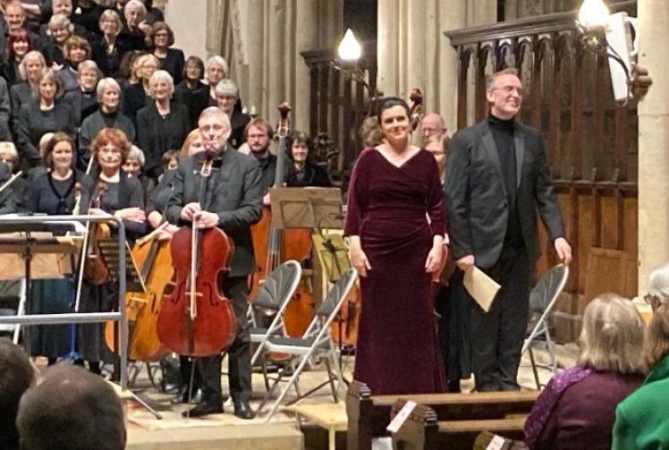 Rich, moving prelude to Easter by choir and orchestra in ideal setting