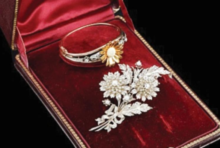 Auctioneers are offering free valuations of jewellery, coins and medals