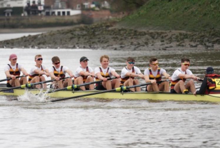 Shiplake crew sets new course record on way to title